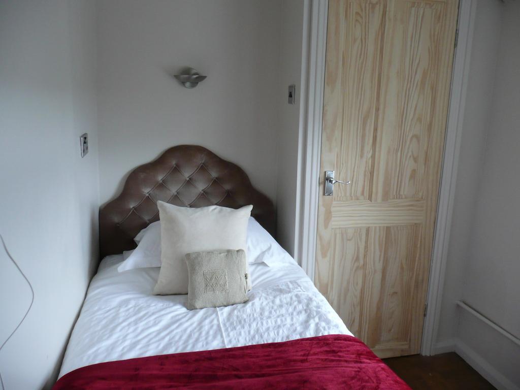 Hollybush Inn Greenhaugh Room photo
